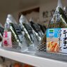 もう「コンビニおにぎり」は直接手で持たない！「手が汚れない」「もっと早く知りたかった…」「衛生的！」