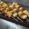 焼き鳥にしか見えない…！長ネギと一緒に串にさす意外な食材「簡単！」「試したい！」