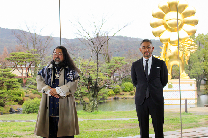 ルイ•ヴィトンに身を包んだ村上隆と市川團十郎、京都に出現した屋外