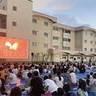 映画を楽しむ夏の夜