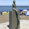 1か月前の一時撤去で津波被害逃れる　上越市鵜の浜海岸のシンボル「人魚像」