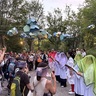 【大阪・関西万博でSPAC「千一夜の森」】池の周囲を巡る観客参加型のパフォーマンス。7人の俳優が繰り広げる四つの物語