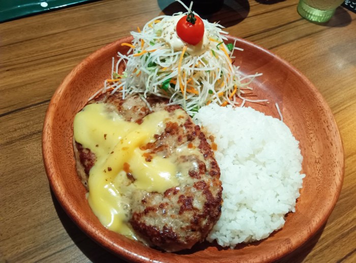 【新品未開封】びっくりドンキー　ハンバーグディッシュ皿　27cm&21cm計2枚 Amazon | びっくりドンキー ディッシュ皿 直径約27cm 木皿