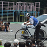 正しい自転車の乗り方を実演