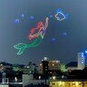 巨大なミッキーが夜空にドーン！
