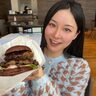 チョコレートをカツレツに挟んだチョコカツバーガー「CHOCOLATE