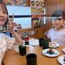 はんにゃ.川島の妻、娘と訪れた『くら寿司』でGETしたコラボ品「シャリハーフにしてお皿の枚数を増やし」