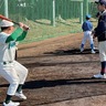 高校球児、技術向上に一役　小学生向け練習会に150人
