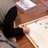 猫が何度もスライディングをして『ジグソーパズルを邪魔した』結果…まさかの光景に1万2000いいね「シュールｗ」「諦めてない感じがいいｗ」