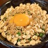 これ以上の納豆ごはんがあるのなら教えてほしい。私の行き着いた究極の納豆ごはんは「ネギごま天かす」だ。