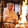 炎に願い込め　伊賀・常福寺で初祈祷護摩供