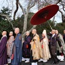 新住職、厳かな晋山式で寺へ。御詠歌隊や稚児に導かれ、大傘のもと山門をくぐる【長崎県壱岐市】