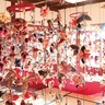 つるし飾りで｢館｣に彩り　天王森で14日まで展示
