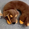 犬型のネックピローをゲット→犬が近くで寝ていると思ったら…まさかの『寄り添って真似をする光景』に4万いいね「ポーズが完璧すぎる」の声