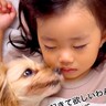 女の子がお昼寝中、犬が添い寝していたら…『どうしても起きてほしい行動』が可愛すぎると81万再生「気持ちはわかるけどｗ」「癒された」と反響