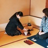 高校茶道部が点前披露　記念館が場を提供