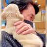 『僕を連れて帰って！』赤ちゃん犬を抱っこした結果…『運命の出会いを果たす瞬間』が愛おしいと65万再生「可愛すぎる」「しっぽちぎれそうｗ」