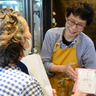 磯子区内の生花店で「母の日」に合わせて乳がん検診を周知　あす5月11日までセルフチェック手袋などを配布
