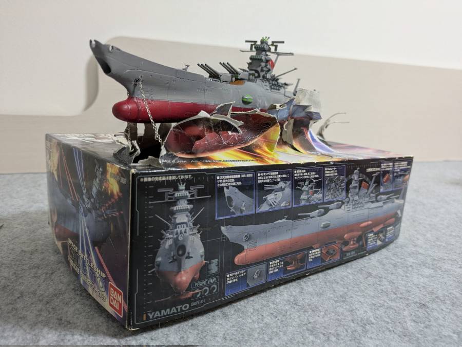 プラモデルの箱を突き破って抜錨！迫力たっぷりの「宇宙戦艦