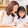 「塾に行かなくて大丈夫？」塾に通わない子の“家庭学習で効果が出た勉強法”【40代前後の女性に調査】
