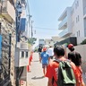 逗子市の津波避難訓練で、海の家スタッフも海岸からの避難経路を確認