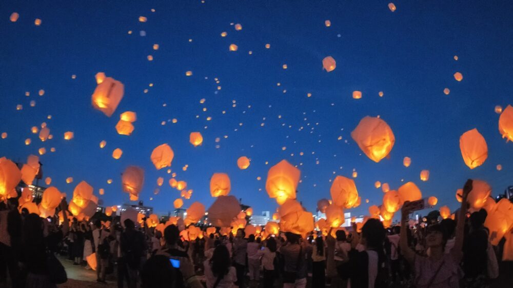 最大700基のランタンが夜空に舞う『空飛ぶ・宝塚ランタン』が開催されるみたい。宝塚市の武庫川河川敷 - Yahoo! JAPAN