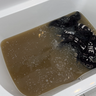 「クッション」から信じられない汚水が…。生活臭や汚れをごっそり落とす【プロの洗濯術】