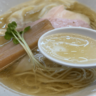 鶏と煮干しのダブルスープと3種の塩が決め手「ワンタン塩ラーメン」細ストレート麺と特大ワンタン【自家製麺