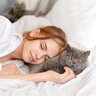 猫が『飼い主さんのお布団で寝たがる』4つの理由　逆に寝てくれない場合の原因も