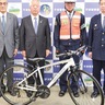 平塚地区警察官友の会　｢地道な活動に感謝｣　サイクルポリスへ寄贈