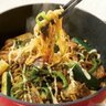 明日香と飯尾の頼れる麵レシピ「夏野菜カレー焼きそば」