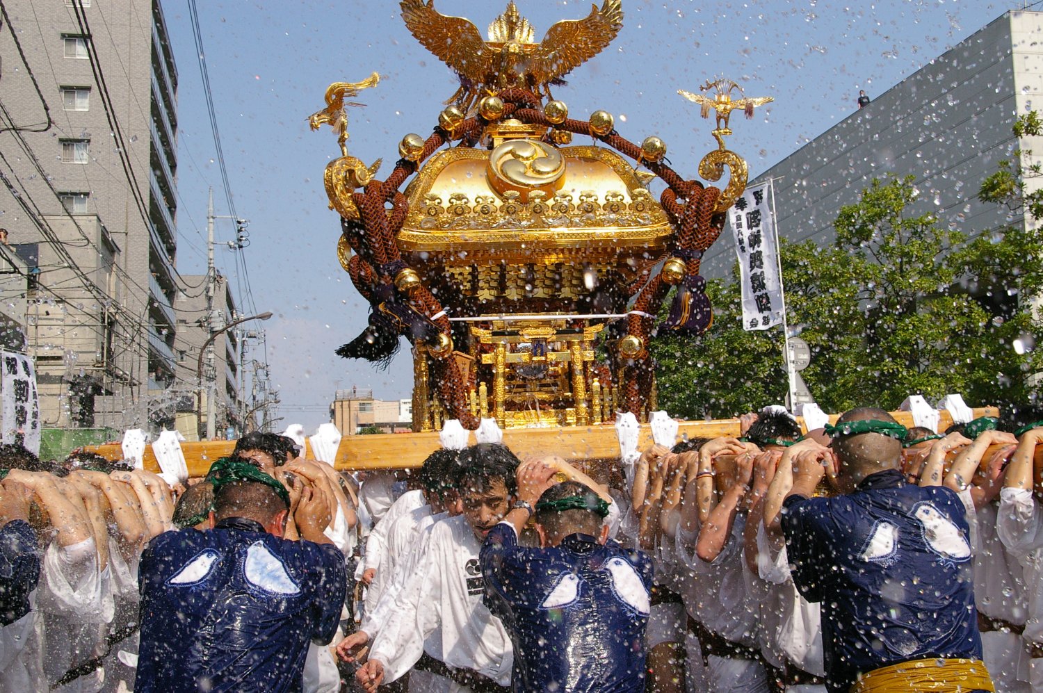 江戸三大祭りのひとつ「富岡八幡宮例祭（深川八幡祭り）」が8月