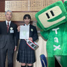 神奈川税務署　中学生が一日署長に　名刺交換や決裁を体験