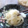 少量のごま油で甘さが引き立つ！新玉ねぎのめんつゆナムル