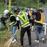 「草伸びる前に」通学路で除草ボランティア　伊賀の建設会社