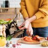 犬に野菜を食べさせるときの『絶対NG行為』5選　体調不良を引き起こす危険な与え方とは