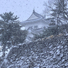 伊賀地域各地で降雪　強い寒気の影響　上野城も雪化粧