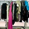 編集部のごちゃごちゃしている服をAmazonベーシックのハンガー30本組で整理したらキレかけた