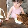 おやつを食べる女の子と『一緒に食べたい猫』の行動…仲良しな光景が心癒されると29万7000再生「可愛すぎる」「距離感が好き」の声