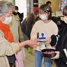 旭小学校　橋本駅前で試食を呼び掛け　児童が開発　ブルーベリーラスク