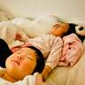 内山信二の妻、並んで眠っていた娘達の姿を公開「本当にそっくり」「可愛すぎ」の声