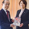 SOMPOケア　「介護職」を憧れに　海老名市に児童図書寄贈
