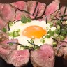 とろろ×丼はみ出すステーキ肉！『ご飯屋
