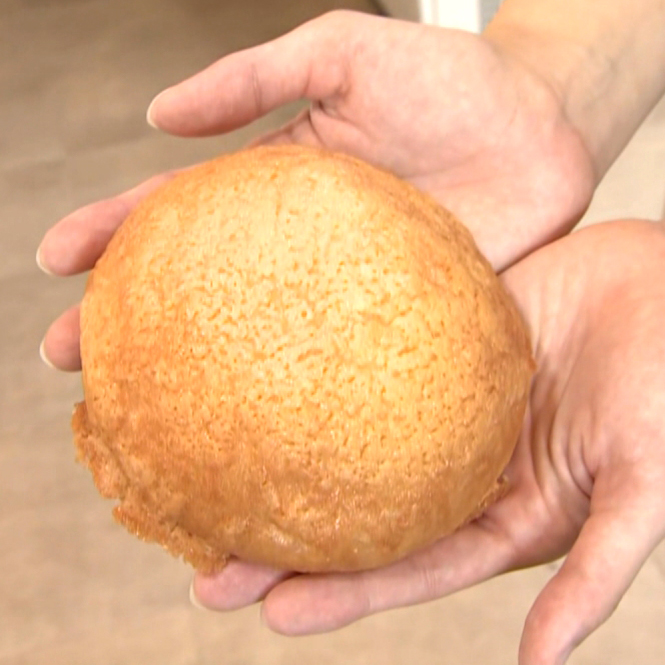 手のひらサイズのメロンパンに真っ黒なカレーパンなど常時50～60