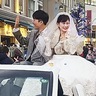 ヨルノヨツルミ　まちがカップルを祝福　鶴見銀座商店街でパレード