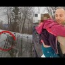 氷が張った池に浮く8歳女児　警察官の命懸けの救出劇をカメラが捉える（米）