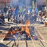 座間市　「いろり」囲みこんがり　相武台神社のどんど焼き