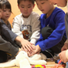 子どもが夢中！パパ考案の「AEDのおもちゃ」命を救うヒントを楽しく学ぶプレゼント