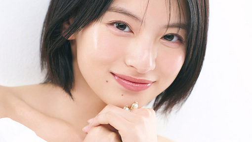 出口夏希、透明感あふれるビジュアルをお届け！『VOCE』表紙登場