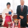 競技かるたクイーン　矢島さんが市長を表敬　快挙祝い市内に横断幕